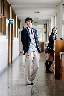 포토 JPG 전신 학생 여학생 여자 교육 남자 교복 남학생 구두 포즈 운동화 바지 창문 학교 청소년 고등학생 양말 실내 고등학교 서기 미소 웃음 사람 동양인 두명 치마 스쿨라이프 한국인 복도 사물함 카디건 형광등 체크스커트 십대만 국내포토 라이프스타일 옷 신발 모션 하의 전등 표정 인종 내부 외투 파일형식