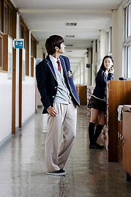 포토 JPG 전신 학생 여학생 여자 교육 남자 교복 남학생 구두 포즈 운동화 바지 창문 학교 청소년 고등학생 양말 실내 고등학교 서기 사람 동양인 두명 치마 스쿨라이프 한국인 복도 사물함 카디건 형광등 체크스커트 십대만 국내포토 라이프스타일 옷 신발 모션 하의 전등 인종 내부 외투 파일형식