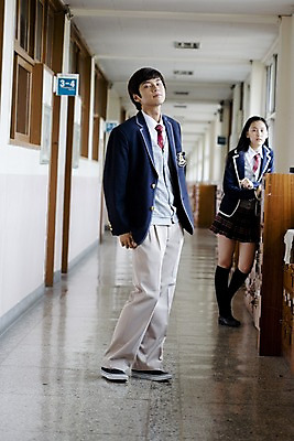 포토 JPG 전신 학생 여학생 여자 교육 남자 교복 남학생 구두 포즈 운동화 바지 창문 학교 청소년 고등학생 양말 실내 고등학교 서기 사람 동양인 두명 치마 스쿨라이프 한국인 복도 사물함 카디건 형광등 체크스커트 십대만 국내포토 라이프스타일 옷 신발 모션 하의 전등 인종 내부 외투 파일형식