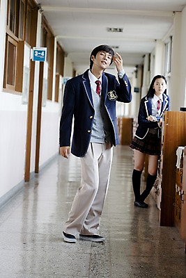 포토 JPG 전신 학생 여학생 여자 교육 남자 교복 남학생 구두 포즈 운동화 바지 창문 학교 청소년 고등학생 양말 실내 고등학교 서기 사람 동양인 두명 치마 스쿨라이프 한국인 복도 사물함 카디건 형광등 체크스커트 십대만 국내포토 라이프스타일 옷 신발 모션 하의 전등 인종 내부 외투 파일형식