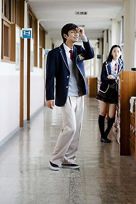 포토 JPG 전신 학생 여학생 여자 교육 남자 교복 남학생 구두 포즈 운동화 바지 창문 학교 청소년 고등학생 양말 실내 고등학교 서기 사람 동양인 두명 치마 스쿨라이프 한국인 복도 사물함 카디건 체크스커트 십대만 국내포토 라이프스타일 옷 신발 모션 하의 인종 내부 외투 파일형식
