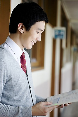 포토 JPG 학생 교육 남자 교복 남학생 창문 학교 청소년 고등학생 실내 고등학교 한명 미소 웃음 사람 동양인 옆모습 10대 책 스쿨라이프 한국인 복도 카디건 수험생 문제집 남자만 남자한명만 십대만 십대남자만 십대남자한명만 국내포토 1 라이프스타일 옷 뷰포인트 표정 인종 내부 외투 파일형식