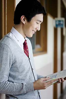 포토 JPG 학생 교육 남자 교복 남학생 창문 학교 청소년 고등학생 실내 고등학교 한명 미소 웃음 사람 동양인 옆모습 10대 책 스쿨라이프 한국인 복도 카디건 수험생 문제집 남자만 남자한명만 십대만 십대남자만 십대남자한명만 국내포토 1 라이프스타일 옷 뷰포인트 표정 인종 내부 외투 파일형식