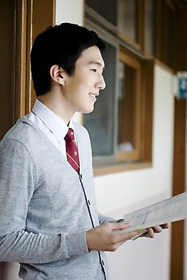 포토 JPG 학생 교육 남자 교복 남학생 창문 학교 청소년 고등학생 실내 고등학교 한명 미소 웃음 사람 동양인 옆모습 10대 책 스쿨라이프 한국인 복도 카디건 수험생 문제집 남자만 남자한명만 십대만 십대남자만 십대남자한명만 국내포토 1 라이프스타일 옷 뷰포인트 표정 인종 내부 외투 파일형식