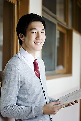 포토 JPG 학생 교육 남자 교복 남학생 창문 학교 청소년 고등학생 실내 고등학교 한명 미소 웃음 사람 동양인 옆모습 10대 책 스쿨라이프 한국인 복도 카디건 수험생 문제집 남자만 남자한명만 십대만 십대남자만 십대남자한명만 국내포토 1 라이프스타일 옷 뷰포인트 표정 인종 내부 외투 파일형식