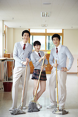 포토 JPG 학생 여학생 여자 교육 남자 교복 남학생 포즈 운동화 바지 창문 학교 청소년 고등학생 실내 고등학교 미소 웃음 사람 동양인 세명 치마 스쿨라이프 한국인 복도 청소 사물함 양동이 카디건 책상 걸레 형광등 대걸레 십대만 국내포토 라이프스타일 옷 가구 신발 하의 전등 표정 인종 내부 외투 청소도구 파일형식