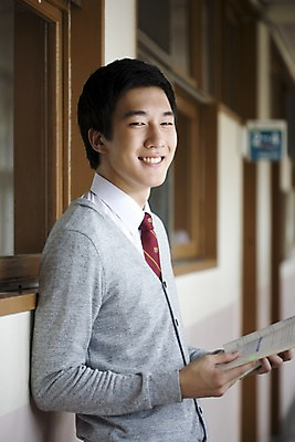 포토 JPG 학생 교육 남자 교복 남학생 창문 학교 청소년 고등학생 실내 고등학교 한명 미소 웃음 사람 동양인 상반신 10대 책 스쿨라이프 한국인 복도 카디건 수험생 문제집 남자만 남자한명만 십대만 십대남자만 십대남자한명만 국내포토 1 라이프스타일 옷 표정 인종 내부 외투 파일형식