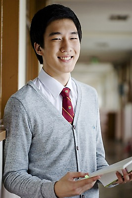 포토 JPG 학생 교육 남자 교복 남학생 창문 학교 청소년 고등학생 실내 고등학교 한명 미소 웃음 사람 동양인 상반신 10대 책 스쿨라이프 한국인 복도 카디건 수험생 문제집 남자만 남자한명만 십대만 십대남자만 십대남자한명만 국내포토 1 라이프스타일 옷 표정 인종 내부 외투 파일형식