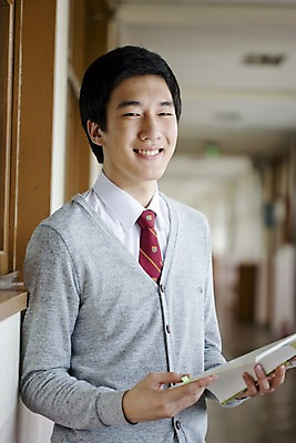 포토 JPG 학생 교육 남자 교복 남학생 창문 학교 청소년 고등학생 실내 고등학교 한명 미소 웃음 사람 동양인 상반신 10대 책 스쿨라이프 한국인 복도 카디건 수험생 문제집 남자만 남자한명만 십대만 십대남자만 십대남자한명만 국내포토 1 라이프스타일 옷 표정 인종 내부 외투 파일형식