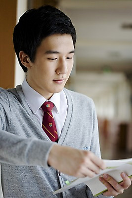포토 JPG 학생 교육 남자 교복 남학생 창문 학교 청소년 고등학생 실내 고등학교 한명 사람 동양인 상반신 10대 책 스쿨라이프 한국인 복도 카디건 수험생 문제집 남자만 남자한명만 십대만 십대남자만 십대남자한명만 국내포토 1 라이프스타일 옷 인종 내부 외투 파일형식