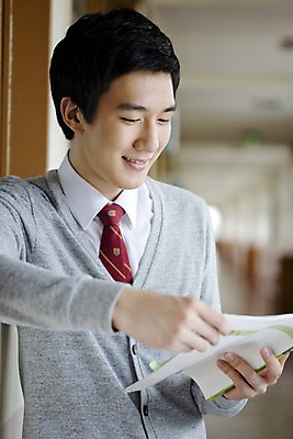 포토 JPG 학생 교육 남자 교복 남학생 창문 학교 청소년 고등학생 실내 고등학교 한명 미소 웃음 사람 동양인 상반신 10대 책 스쿨라이프 한국인 복도 카디건 수험생 문제집 남자만 남자한명만 십대만 십대남자만 십대남자한명만 국내포토 1 라이프스타일 옷 표정 인종 내부 외투 파일형식
