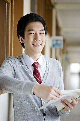 포토 JPG 학생 교육 남자 교복 남학생 포즈 창문 학교 청소년 고등학생 실내 고등학교 한명 미소 웃음 사람 동양인 상반신 10대 책 스쿨라이프 한국인 복도 카디건 수험생 문제집 남자만 남자한명만 십대만 십대남자만 십대남자한명만 국내포토 1 라이프스타일 옷 표정 인종 내부 외투 파일형식