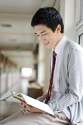 포토 JPG 학생 교육 남자 교복 남학생 창문 학교 청소년 고등학생 실내 고등학교 한명 미소 웃음 사람 앉기 동양인 상반신 옆모습 10대 책 스쿨라이프 한국인 복도 카디건 수험생 문제집 남자만 남자한명만 십대만 십대남자만 십대남자한명만 국내포토 1 라이프스타일 옷 뷰포인트 모션 표정 인종 내부 외투 파일형식