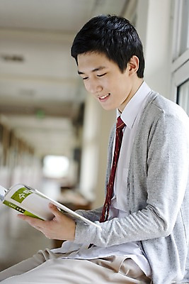 포토 JPG 학생 교육 남자 교복 남학생 창문 학교 청소년 고등학생 실내 고등학교 한명 미소 웃음 사람 앉기 동양인 상반신 옆모습 10대 책 스쿨라이프 한국인 복도 카디건 수험생 문제집 남자만 남자한명만 십대만 십대남자만 십대남자한명만 국내포토 1 라이프스타일 옷 뷰포인트 모션 표정 인종 내부 외투 파일형식