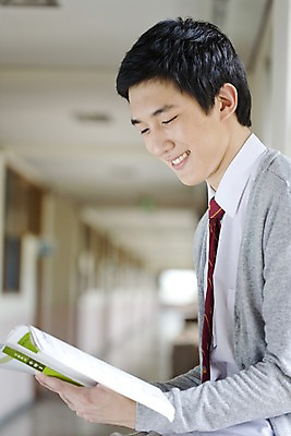 포토 JPG 학생 교육 남자 교복 남학생 창문 학교 청소년 고등학생 실내 고등학교 한명 미소 웃음 사람 동양인 근접촬영 상반신 옆모습 10대 책 스쿨라이프 한국인 복도 카디건 수험생 문제집 남자만 남자한명만 십대만 십대남자만 십대남자한명만 국내포토 1 라이프스타일 옷 뷰포인트 표정 인종 내부 외투 파일형식