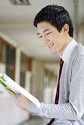포토 JPG 학생 교육 남자 교복 남학생 창문 학교 청소년 고등학생 실내 고등학교 한명 미소 웃음 사람 동양인 상반신 옆모습 10대 책 스쿨라이프 한국인 복도 카디건 수험생 문제집 남자만 남자한명만 십대만 십대남자만 십대남자한명만 국내포토 1 라이프스타일 옷 뷰포인트 표정 인종 내부 외투 파일형식