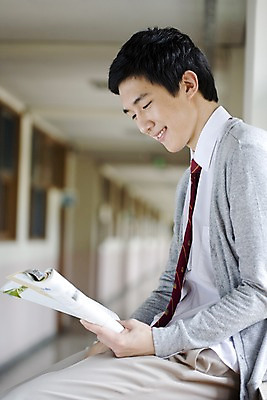 포토 JPG 학생 교육 남자 교복 남학생 창문 학교 청소년 고등학생 실내 고등학교 한명 미소 웃음 사람 앉기 동양인 상반신 옆모습 10대 책 스쿨라이프 한국인 복도 카디건 수험생 문제집 남자만 남자한명만 십대만 십대남자만 십대남자한명만 국내포토 1 라이프스타일 옷 뷰포인트 모션 표정 인종 내부 외투 파일형식