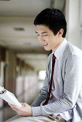 포토 JPG 학생 교육 남자 교복 남학생 창문 학교 청소년 고등학생 실내 고등학교 한명 미소 웃음 사람 앉기 동양인 상반신 옆모습 10대 책 스쿨라이프 한국인 복도 카디건 수험생 문제집 형광등 남자만 남자한명만 십대만 십대남자만 십대남자한명만 국내포토 1 라이프스타일 옷 뷰포인트 모션 전등 표정 인종 내부 외투 파일형식