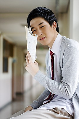 포토 JPG 학생 교육 남자 교복 남학생 창문 학교 청소년 고등학생 실내 고등학교 한명 사람 앉기 동양인 상반신 옆모습 10대 책 스쿨라이프 한국인 복도 카디건 수험생 문제집 남자만 남자한명만 십대만 십대남자만 십대남자한명만 국내포토 1 라이프스타일 옷 뷰포인트 모션 인종 내부 외투 파일형식