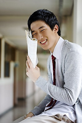 포토 JPG 학생 교육 남자 교복 남학생 창문 학교 청소년 고등학생 실내 고등학교 한명 미소 웃음 사람 앉기 동양인 상반신 옆모습 10대 책 스쿨라이프 한국인 복도 카디건 수험생 문제집 남자만 남자한명만 십대만 십대남자만 십대남자한명만 국내포토 1 라이프스타일 옷 뷰포인트 모션 표정 인종 내부 외투 파일형식
