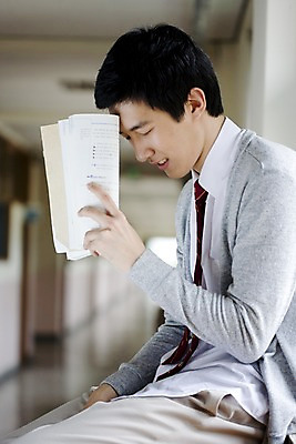 포토 JPG 학생 교육 남자 교복 남학생 창문 학교 청소년 고등학생 실내 고등학교 한명 사람 앉기 동양인 상반신 옆모습 10대 책 스쿨라이프 한국인 복도 카디건 수험생 문제집 남자만 남자한명만 십대만 십대남자만 십대남자한명만 국내포토 1 라이프스타일 옷 뷰포인트 모션 인종 내부 외투 파일형식