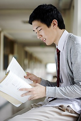 포토 JPG 학생 교육 남자 교복 남학생 창문 학교 청소년 고등학생 실내 고등학교 한명 사람 앉기 동양인 상반신 옆모습 10대 책 스쿨라이프 한국인 복도 카디건 수험생 문제집 남자만 남자한명만 십대만 십대남자만 십대남자한명만 국내포토 1 라이프스타일 옷 뷰포인트 모션 인종 내부 외투 파일형식