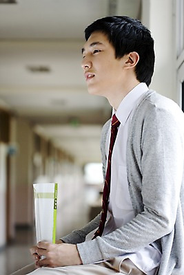 포토 JPG 학생 교육 남자 교복 남학생 창문 학교 청소년 고등학생 실내 고등학교 한명 사람 앉기 동양인 상반신 옆모습 10대 책 스쿨라이프 한국인 복도 카디건 수험생 문제집 남자만 남자한명만 십대만 십대남자만 십대남자한명만 국내포토 1 라이프스타일 옷 뷰포인트 모션 인종 내부 외투 파일형식