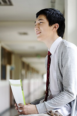포토 JPG 학생 교육 남자 교복 남학생 창문 학교 청소년 고등학생 실내 고등학교 한명 미소 웃음 사람 앉기 동양인 상반신 옆모습 10대 책 스쿨라이프 한국인 복도 카디건 수험생 문제집 남자만 남자한명만 십대만 십대남자만 십대남자한명만 국내포토 1 라이프스타일 옷 뷰포인트 모션 표정 인종 내부 외투 파일형식