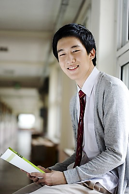포토 JPG 학생 교육 남자 교복 남학생 창문 학교 청소년 고등학생 실내 고등학교 한명 미소 웃음 사람 앉기 동양인 상반신 옆모습 10대 책 스쿨라이프 한국인 복도 카디건 수험생 문제집 남자만 남자한명만 십대만 십대남자만 십대남자한명만 국내포토 1 라이프스타일 옷 뷰포인트 모션 표정 인종 내부 외투 파일형식