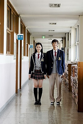 포토 JPG 전신 학생 여학생 여자 교육 남자 교복 남학생 구두 운동화 바지 창문 학교 청소년 고등학생 양말 실내 고등학교 서기 미소 웃음 사람 동양인 두명 치마 스쿨라이프 한국인 복도 사물함 카디건 형광등 체크스커트 십대만 국내포토 라이프스타일 옷 신발 모션 하의 전등 표정 인종 내부 외투 파일형식