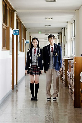 포토 JPG 전신 학생 여학생 여자 교육 남자 교복 남학생 구두 운동화 바지 창문 학교 청소년 고등학생 양말 실내 고등학교 서기 미소 웃음 사람 동양인 두명 치마 스쿨라이프 한국인 복도 사물함 카디건 형광등 체크스커트 십대만 국내포토 라이프스타일 옷 신발 모션 하의 전등 표정 인종 내부 외투 파일형식