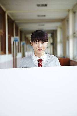 포토 JPG 학생 여학생 여자 교육 교복 창문 학교 청소년 고등학생 안내 실내 고등학교 한명 미소 웃음 사람 동양인 상반신 아웃포커스 10대 스쿨라이프 공백 한국인 복도 알림 카디건 형광등 여자만 여자한명만 십대만 십대여자만 십대여자한명만 국내포토 1 라이프스타일 옷 전등 촬영기법 표정 인종 내부 외투 파일형식