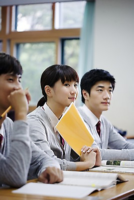 포토 JPG 학생 여학생 여자 교육 남자 교복 남학생 창문 교실 학교 청소년 고등학생 수업 실내 고등학교 사람 앉기 동양인 상반신 옆모습 아웃포커스 책 세명 스쿨라이프 한국인 커튼 책상 십대만 국내포토 라이프스타일 옷 뷰포인트 가구 모션 촬영기법 인종 내부 파일형식