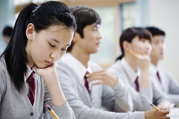 포토 JPG 학생 여학생 여자 교육 남자 교복 남학생 교실 학교 청소년 고등학생 수업 실내 고등학교 사람 앉기 동양인 여러명 상반신 옆모습 아웃포커스 필기구 연필 스쿨라이프 한국인 책상 십대만 국내포토 라이프스타일 옷 뷰포인트 가구 다수 모션 문구용품 학용품 촬영기법 인종 내부 파일형식