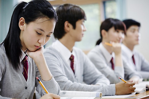 포토 JPG 학생 여학생 여자 교육 남자 교복 남학생 교실 학교 청소년 고등학생 수업 실내 고등학교 사람 앉기 동양인 여러명 상반신 옆모습 아웃포커스 책 필기구 연필 스쿨라이프 한국인 책상 십대만 국내포토 라이프스타일 옷 뷰포인트 가구 다수 모션 문구용품 학용품 촬영기법 인종 내부 파일형식