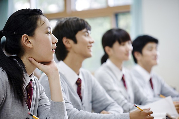 포토 JPG 학생 여학생 여자 교육 남자 교복 남학생 교실 학교 청소년 수업 실내 사람 앉기 동양인 여러명 상반신 옆모습 아웃포커스 연필 한국인 책상 십대만 국내포토 옷 뷰포인트 가구 다수 모션 학용품 촬영기법 인종 내부 필기구 파일형식