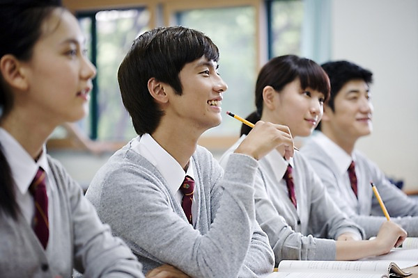 포토 JPG 학생 여학생 여자 교육 남자 교복 남학생 교실 학교 청소년 고등학생 수업 실내 고등학교 미소 웃음 사람 앉기 동양인 손짓 여러명 상반신 옆모습 아웃포커스 책 필기구 연필 스쿨라이프 한국인 책상 십대만 국내포토 라이프스타일 옷 뷰포인트 가구 다수 모션 문구용품 학용품 촬영기법 표정 인종 내부 파일형식