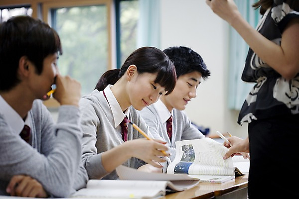 포토 JPG 학생 여학생 여자 교육 남자 교복 남학생 창문 교실 학교 청소년 고등학생 수업 실내 고등학교 사람 앉기 동양인 여러명 상반신 옆모습 아웃포커스 책 필기구 연필 스쿨라이프 교사 한국인 커튼 책상 국내포토 직업 라이프스타일 옷 뷰포인트 가구 다수 모션 문구용품 학용품 촬영기법 인종 내부 파일형식