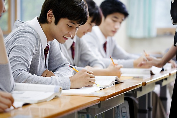 포토 JPG 학생 여학생 여자 교육 남자 교복 남학생 교실 학교 청소년 고등학생 수업 실내 고등학교 미소 웃음 사람 앉기 동양인 여러명 상반신 옆모습 아웃포커스 책 필기구 연필 스쿨라이프 한국인 책상 십대만 국내포토 라이프스타일 옷 뷰포인트 가구 다수 모션 문구용품 학용품 촬영기법 표정 인종 내부 파일형식