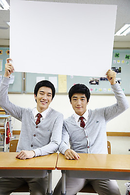 포토 JPG 학생 교육 남자 교복 남학생 의자 교실 학교 청소년 고등학생 수업 안내 실내 고등학교 미소 웃음 사람 앉기 동양인 상반신 두명 스쿨라이프 공백 한국인 알림 책상 남자만 십대만 십대남자만 국내포토 라이프스타일 옷 가구 모션 표정 인종 내부 파일형식