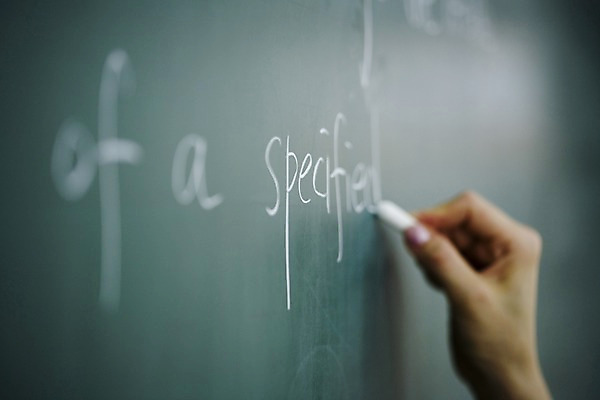 포토 JPG 문자 손 기호 알파벳 영어 교육 교복 학교 청소년 고등학생 수업 실내 고등학교 영어교육 손짓 신체부위 스쿨라이프 칠판 기록 분필 십대만 국내포토 학생 라이프스타일 옷 모션 사람 내부 초크 파일형식