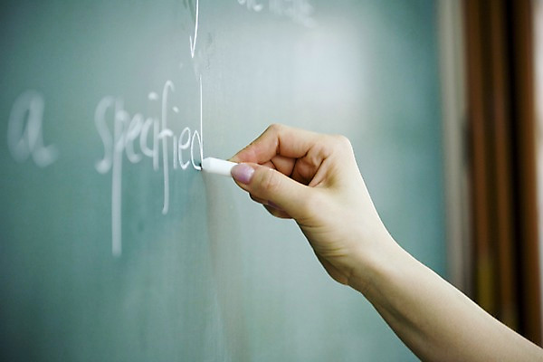 포토 JPG 문자 손 기호 알파벳 영어 교육 교복 학교 청소년 고등학생 수업 실내 고등학교 영어교육 손짓 신체부위 스쿨라이프 칠판 기록 분필 십대만 국내포토 학생 라이프스타일 옷 모션 사람 내부 초크 파일형식