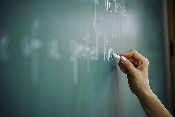 포토 JPG 문자 손 기호 알파벳 영어 교육 교복 학교 청소년 고등학생 수업 실내 고등학교 영어교육 손짓 신체부위 스쿨라이프 칠판 기록 분필 십대만 국내포토 학생 라이프스타일 옷 모션 사람 내부 초크 파일형식