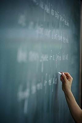 포토 JPG 문자 손 기호 알파벳 영어 교육 교복 학교 청소년 고등학생 수업 실내 고등학교 영어교육 손짓 신체부위 스쿨라이프 칠판 기록 분필 십대만 국내포토 학생 라이프스타일 옷 모션 사람 내부 초크 파일형식