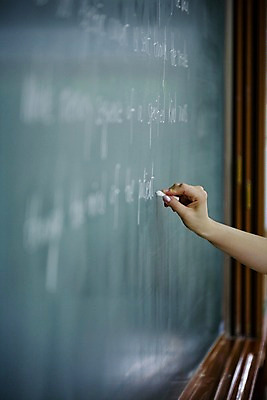 포토 JPG 문자 손 기호 알파벳 영어 교육 교복 학교 청소년 고등학생 수업 실내 고등학교 영어교육 손짓 신체부위 스쿨라이프 칠판 기록 분필 십대만 국내포토 학생 라이프스타일 옷 모션 사람 내부 초크 파일형식