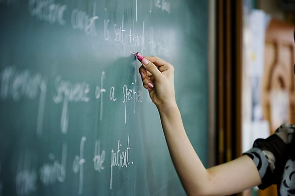 포토 JPG 문자 손 기호 알파벳 영어 교육 교복 학교 청소년 고등학생 수업 실내 고등학교 영어교육 손짓 신체부위 스쿨라이프 칠판 기록 분필 십대만 국내포토 학생 라이프스타일 옷 모션 사람 내부 초크 파일형식