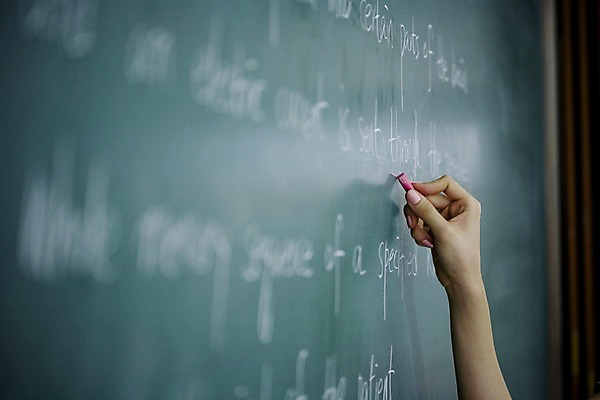 포토 JPG 문자 손 기호 알파벳 영어 교육 교복 학교 청소년 고등학생 수업 실내 고등학교 영어교육 손짓 신체부위 스쿨라이프 칠판 기록 분필 십대만 국내포토 학생 라이프스타일 옷 모션 사람 내부 초크 파일형식