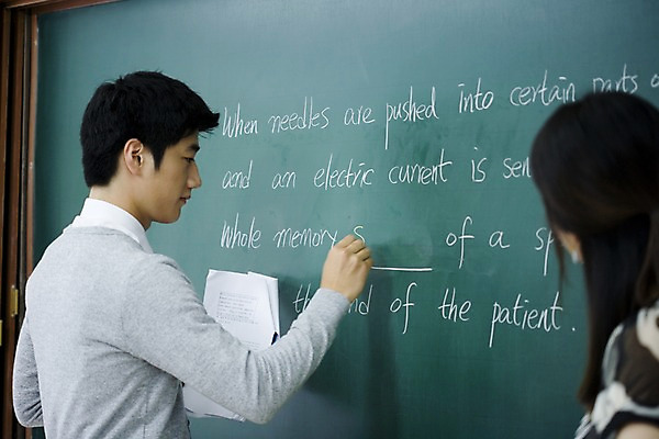 포토 JPG 문자 학생 기호 알파벳 영어 여자 교육 남자 교복 남학생 교실 학교 청소년 고등학생 수업 실내 고등학교 영어교육 서기 사람 동양인 손짓 상반신 두명 책 스쿨라이프 교사 칠판 한국인 국내포토 직업 라이프스타일 옷 모션 인종 내부 파일형식