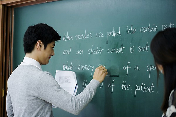 포토 JPG 문자 학생 기호 알파벳 영어 여자 교육 남자 교복 남학생 교실 학교 청소년 고등학생 수업 실내 고등학교 영어교육 서기 사람 동양인 손짓 상반신 두명 책 스쿨라이프 교사 칠판 한국인 국내포토 직업 라이프스타일 옷 모션 인종 내부 파일형식