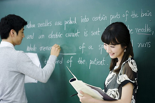 포토 JPG 문자 학생 기호 알파벳 영어 여자 교육 남자 교복 남학생 교실 학교 청소년 고등학생 수업 실내 고등학교 영어교육 서기 미소 웃음 사람 동양인 손짓 상반신 두명 책 스쿨라이프 교사 칠판 한국인 국내포토 직업 라이프스타일 옷 모션 표정 인종 내부 파일형식